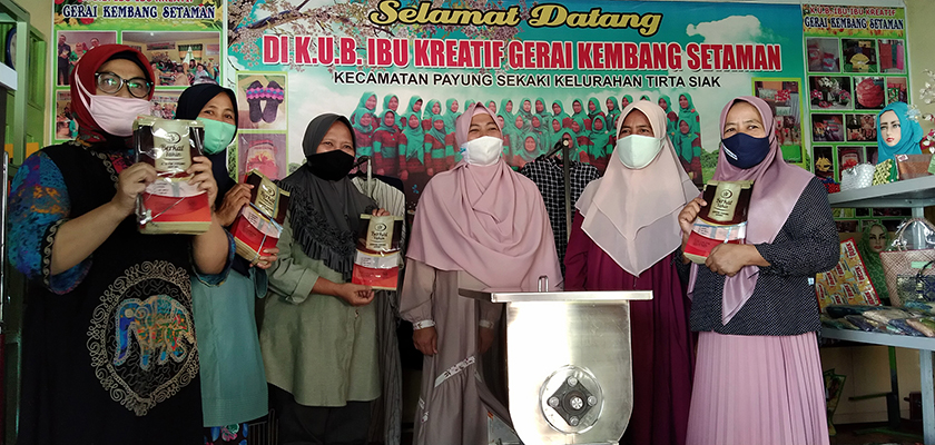 Cover Dosen PCR Serahkan Bantuan Mesin Pengaduk Adonan dan Kemasan untuk UKM Berkat Yakin