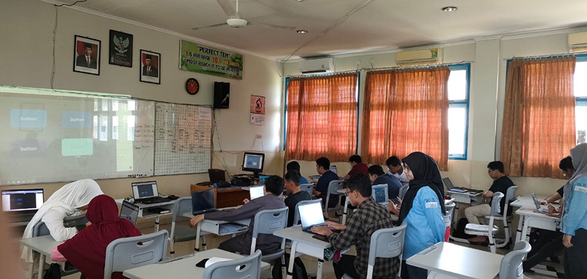 Cover Gandeng HIMASISTIFO PCR, Dosen Sistem Informasi Memberikan Pelatihan Figma kepada Siswa SMP Islam As Shofa Pekanbaru