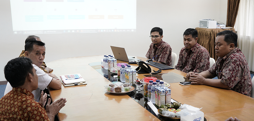 Cover Kembangkan Sistem Informasi, Pasca Sarjana Universitas Riau Jalin Kerjasama dengan PCR