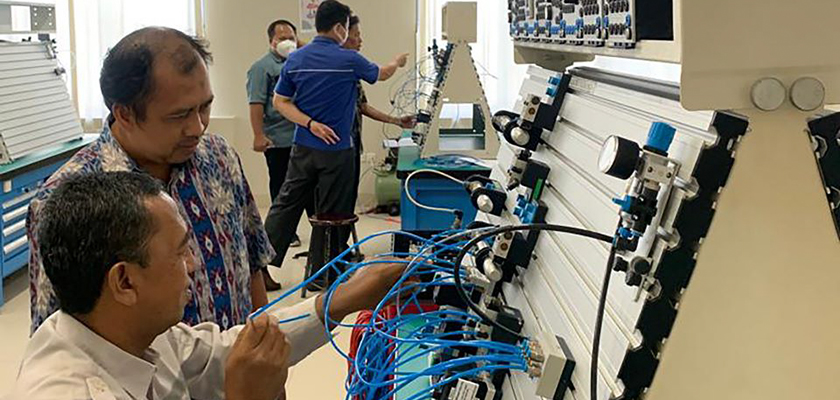 Cover PCR Berikan Pelatihan Sistem Kontrol Pneumatik kepada Guru SMK