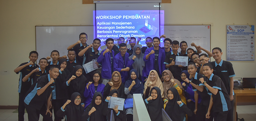 Cover Pengabdian Masyarakat, Teknik Informatika PCR Gelar Workshop Pembuatan Aplikasi Manajemen Keuangan Sederhana Berbasis Pemrograman Berorientasi Obyek kepada siswa-siswi SMKN 5 Pekanbaru 