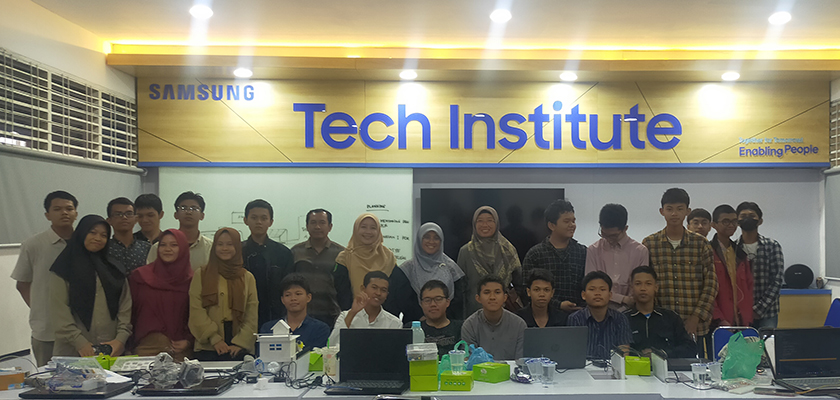 Tim Elektronika PCR Berikan Pendampingan kepada Tim Pelajar SMKN 2 Pekanbaru dalam Lomba Samsung Innovation Campus (SIC)