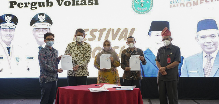 Cover Tingkatkan Kompetensi Lulusan SMK di Riau pada Bidang Digital, PCR bersama 2 Perguruan Tinggi Vokasi MoU dengan PT LX International Indonesia