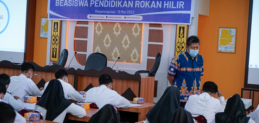 Cover Tingkatkan Kualitas SDM Masyarakat, Pemkab Rohil Kembali Berikan Beasiswa Pendidikan di PCR