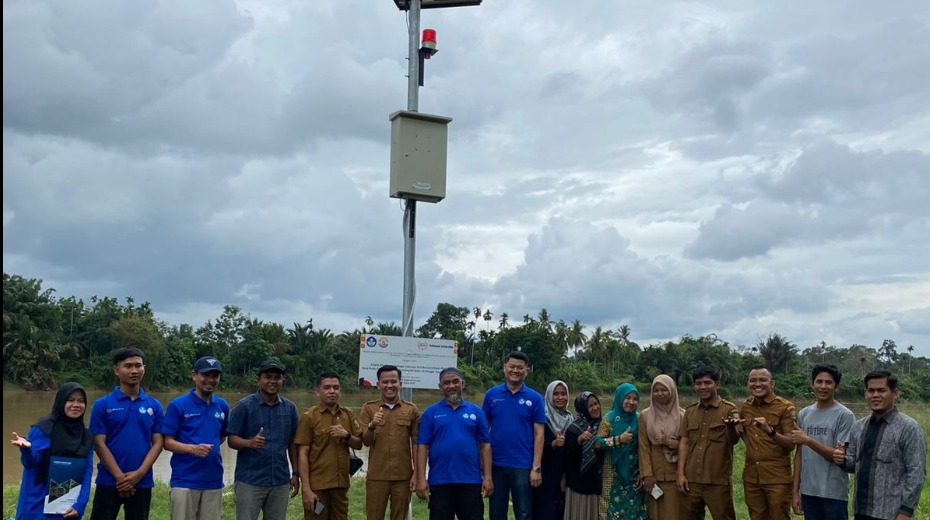 Cover Dosen PCR Kembangkan Sistem Monitoring Banjir Berbasis IoT dan Tenaga Surya di Kuansing